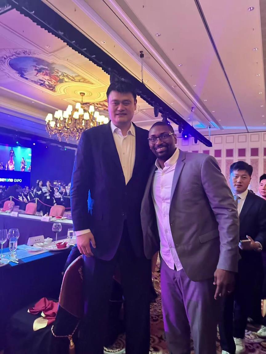 阿泰斯特曬與姚明合照：這是我最喜歡的隊(duì)友 姚！！