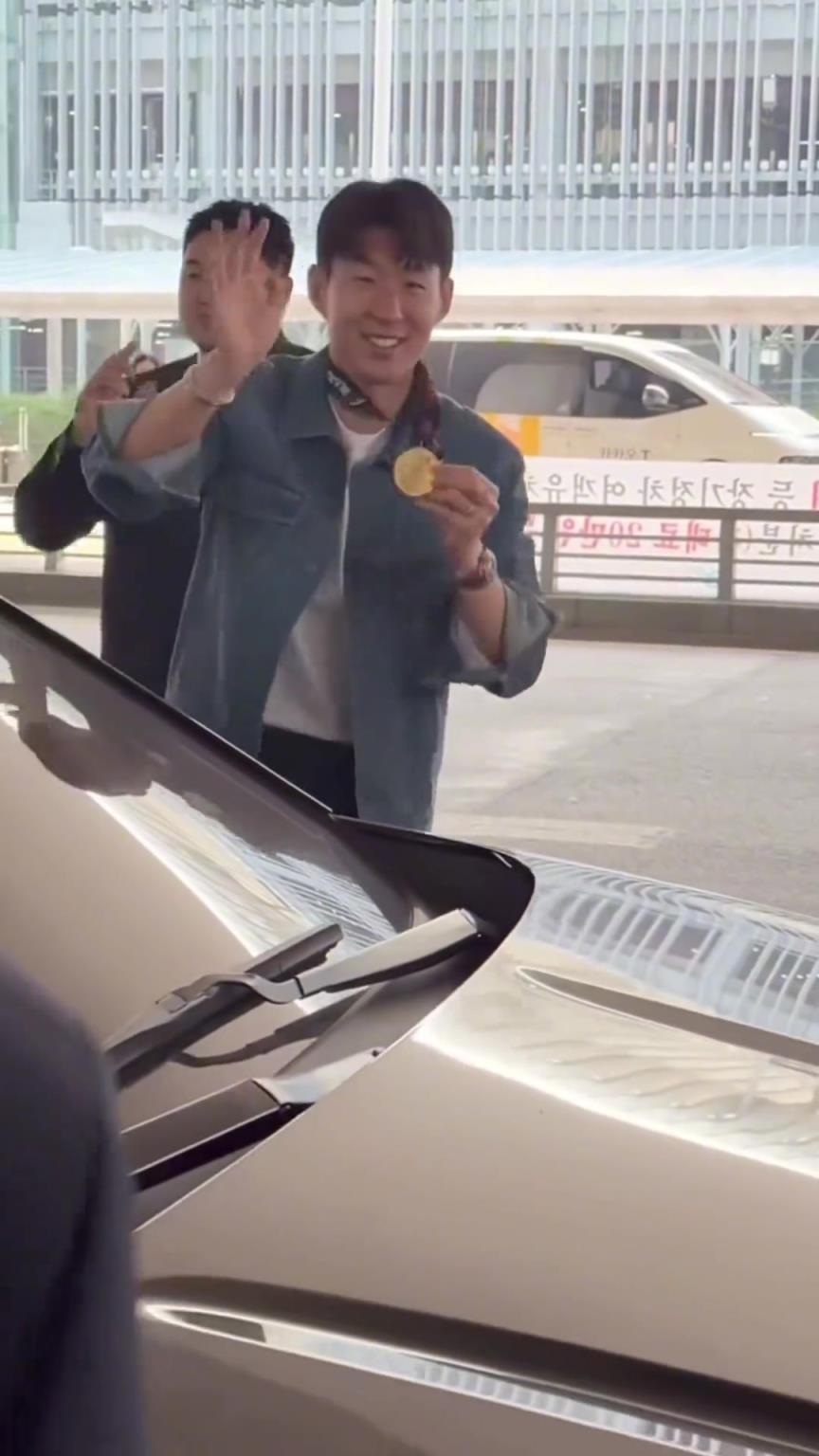 衣錦還鄉(xiāng)！孫興慜返回韓國(guó)，眾多女球迷讓其把歐聯(lián)獎(jiǎng)牌戴上