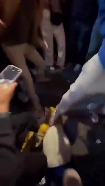 驚！尼克斯大勝步行者后，哈利伯頓遭主場球迷群毆