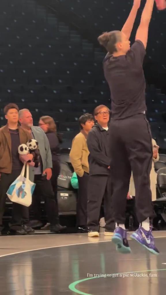 71歲成龍現(xiàn)身巴克萊中心看女籃比賽：她們投籃怎么那么準?。?！