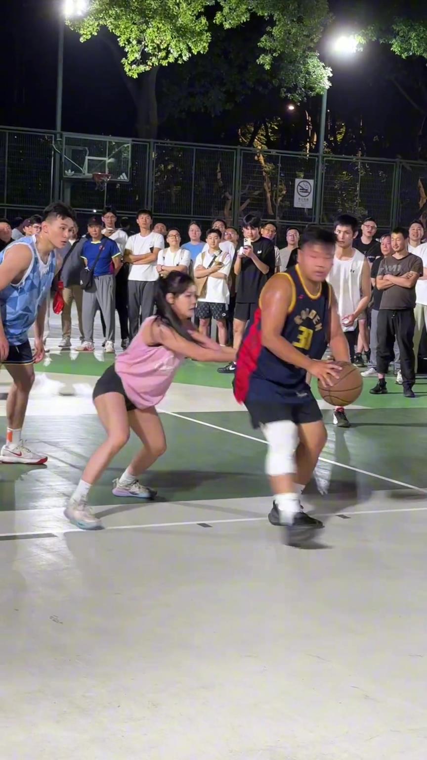 這哥們看見防自己的是女生，一個勁背打，球也不傳了